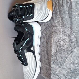 Vionic sneakers like new, size 7.5  white and black with teal details.